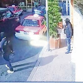 Presuntos policías asaltan una casa