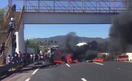 Bloquean la México-Puebla en protesta por detención de regidor