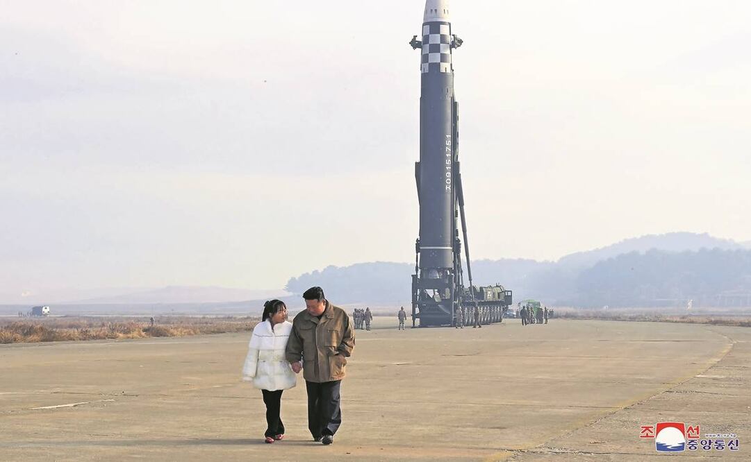 El líder norcoreano, Kim Jong-un, con su hija durante la prueba de un nuevo misil balístico intercontinental. Foto: EFE