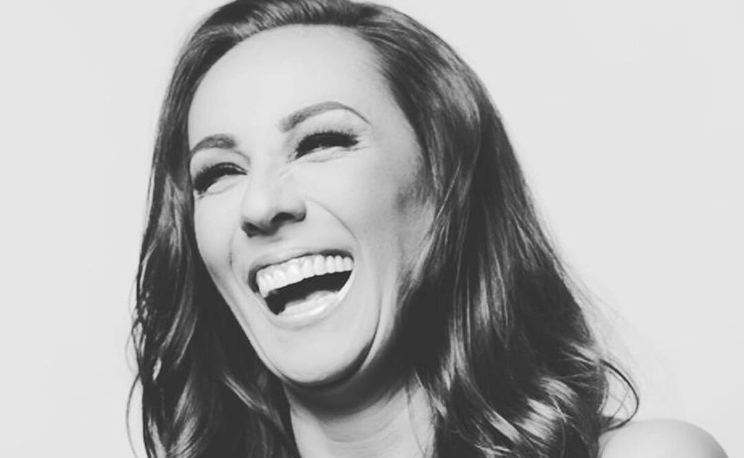 La actriz y conductora compartió en sus redes sociales una fotografía donde se le ve alegre. Foto: Instagram