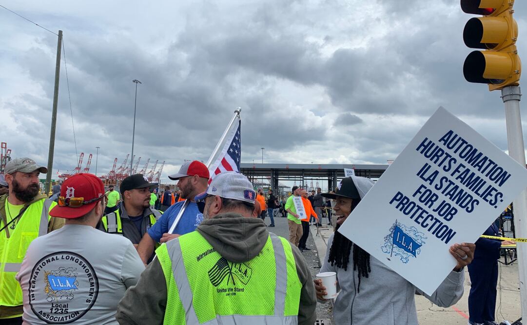Estibadores protestan en un muelle de Port Elizabeth, en la terminal Maher, parte del puerto de Nueva York y Nueva Jersey (Estados Unidos) este 1 de octubre del 2024. Foto: EFE
