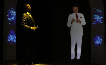 "Revive" José José en holograma y canta a dueto con su hijo