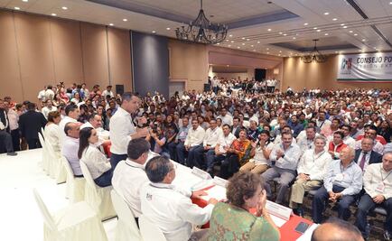 Reaparece Alejandro Avilés en sesión extraordinaria del PRI