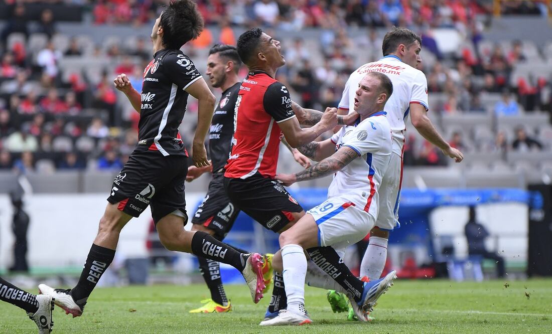 Carlos Rotondi y la fuerte entrada contra Anderson Santamaría - FOTO: Imago7