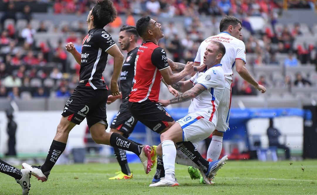 Carlos Rotondi y la fuerte entrada contra Anderson Santamaría - FOTO: Imago7