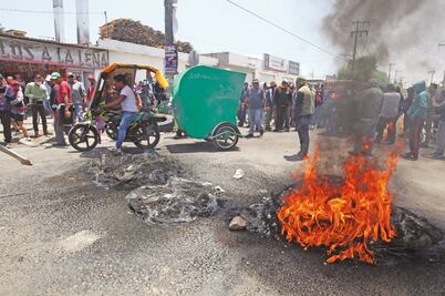 Mototaxistas colapsan vialidades de Toluca