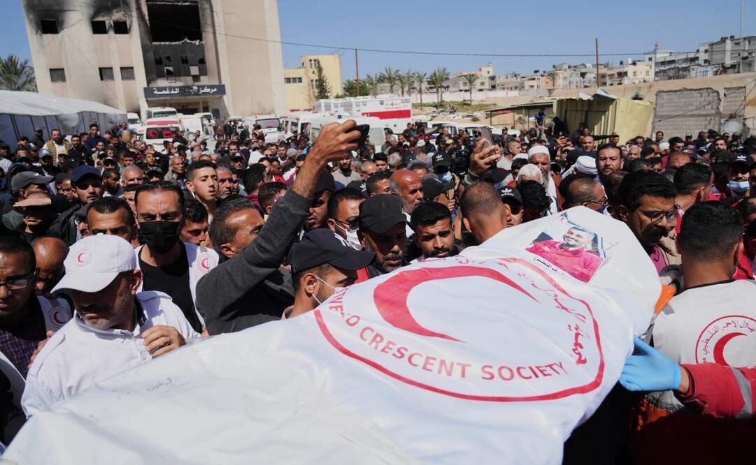 Funeral de 8 socorristas de la Media Luna Roja recuperados en Rafah una semana después de un ataque israelí, en Deir al-Balah, Franja de Gaza, el 31 de marzo de 2025. Foto: AP