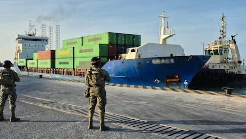 Secretaría de Marina asegura buque frente a Progreso, Yucatán; embarcación estaría relacionada con presunto derrame de combustible