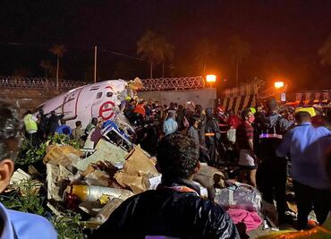 Avión aterrizó y se partió a la mitad en la India