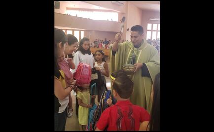 Bendicen mochilas por regreso a clases en parroquias de Ciudad Victoria
