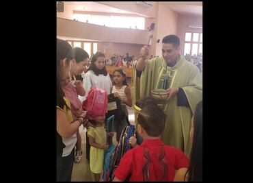 Bendicen mochilas por regreso a clases en parroquias de Ciudad Victoria