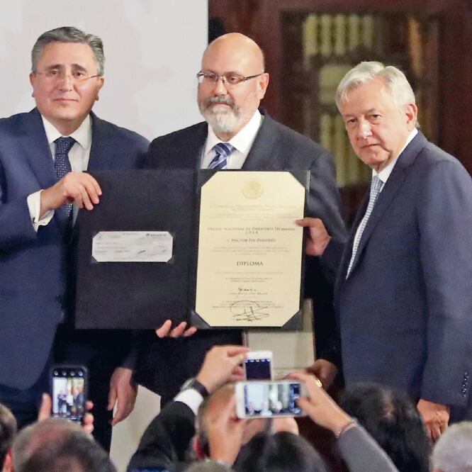 Luis Raúl González Pérez, presidente de la CNDH; Héctor Fix-Zamudio, Premio Nacional de Derechos Humanos 2018, y el presidente Andrés Manuel López Obrador. LUCÍA GODÍNEZ. EL UNIVERSAL