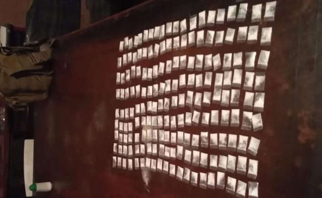 En el inmueble se encontraron 183 dosis de cocaína en polvo que presuntamente eran vendidas al menudeo. Foto: Especial 