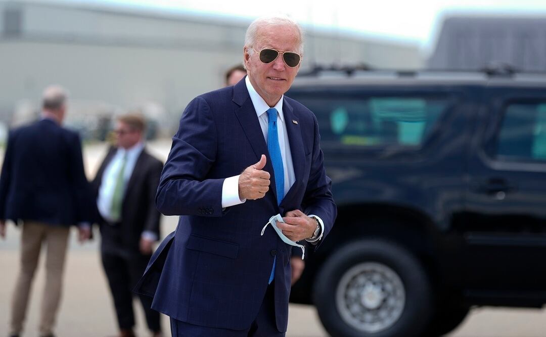 Biden regresó hoy a la Casa Blanca y se dejó ver en público por primera vez desde que dio positivo a Covid-19, hace una semana. Foto: AP / Manuel Balce Ceneta