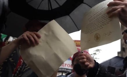 VIDEO: Manifestantes propalestinos queman sus diplomas; protestan en ceremonia de graduación de la Universidad de Columbia