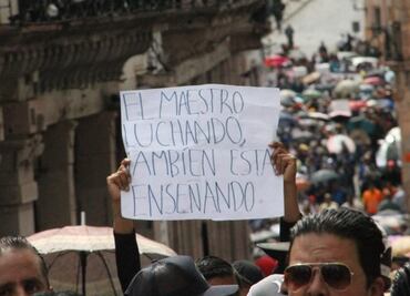 Miles de maestros marchan en Zacatecas para exigir pago de prestaciones; declaran “la guerra” al gobierno