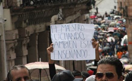 Miles de maestros marchan en Zacatecas para exigir pago de prestaciones; declaran “la guerra” al gobierno