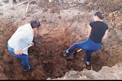 Peritos inician trabajos en fosa clandestina