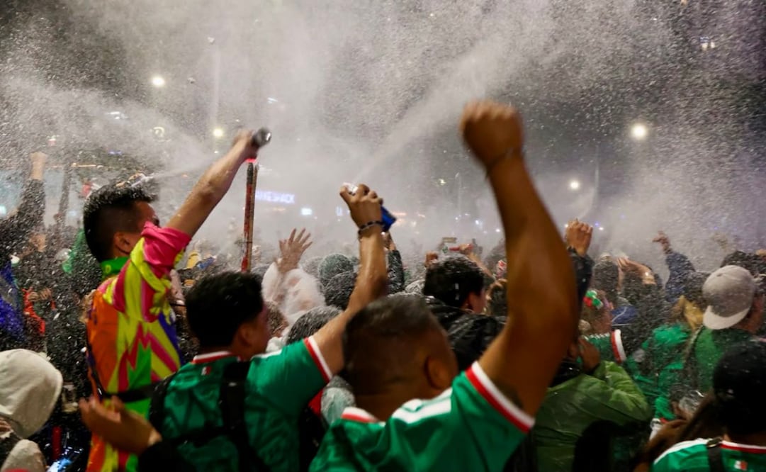 Aficionados en Paseo de la Reforma, CDMX. Celebración del mundial 2026. Foto: Valente Rosas