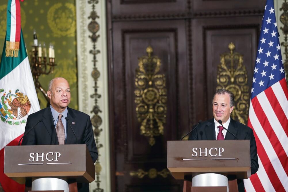 Jeh Johnson, secretario de Seguridad Nacional de Estados Unidos, y José Antonio Meade, secretario de Hacienda, durante su reunión en Palacio Nacional (GERMÁN ESPINOSA. EL UNIVERSAL)