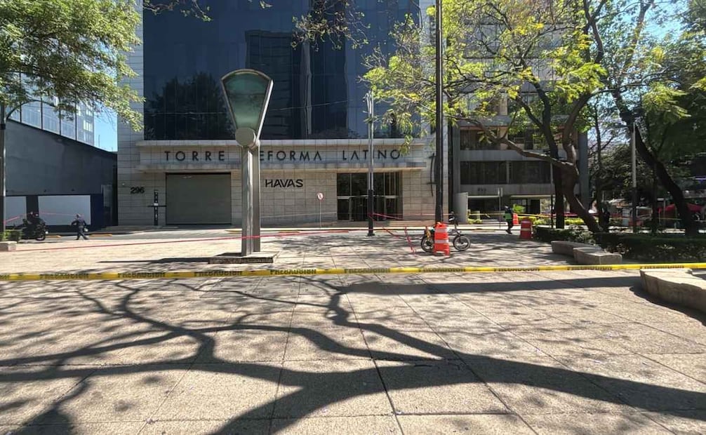 Mujer muere tras caer desde lo alto de un edificio en Paseo de la Reforma, colonia Juárez; testigos señalan haber escuchado una discusión.
Foto: Luis Camacho.