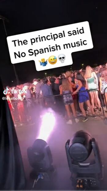 VIDEO: Ponen "La Chona" en graduación y jóvenes estadounidenses enloquecen