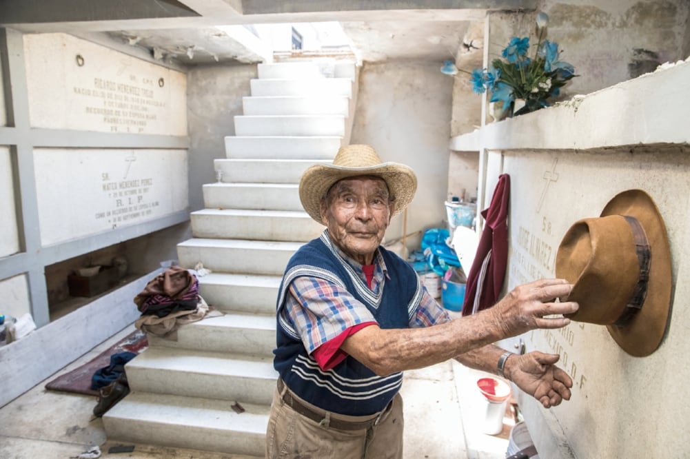 Juan, de 95, tiene el recuerdo de cuando el día de muertos el panteón se llenaba de gente que visitaba a sus difuntos. En la capital, esta costumbre es cada vez menos frecuente. (YADIN XOLALPA/EL UNIVERSAL)