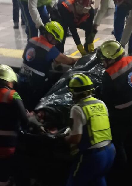 Rescatan cuerpo de persona que se arrojó a vías del Metro Foto: @Gposiadeoficial