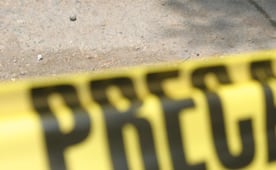 Hallan a hombre sin vida atado a un poste y con huellas de golpes; vecinos lo señalan como presunto ladrón