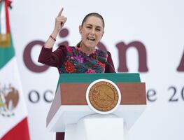 Primer año de Sheinbaum concluye con porras y un Zócalo atiborrado; "mi compromiso es con el pueblo", resalta