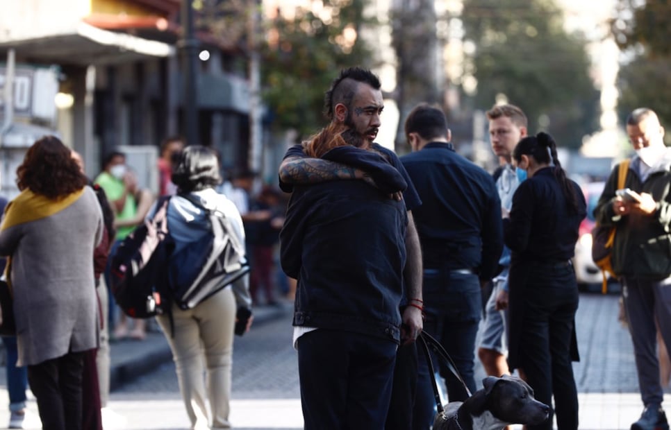 Personas evacúan casas y edificios, tras la activación de la alerta sísmica en CDMX. Foto: El Universal / Diego Simón Sánchez