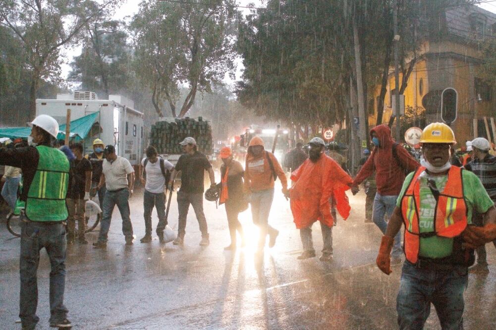 La lluvia dificultó las tareas de rescate en la CDMX (JENIFER NAVA. EL UNIVERSAL)
