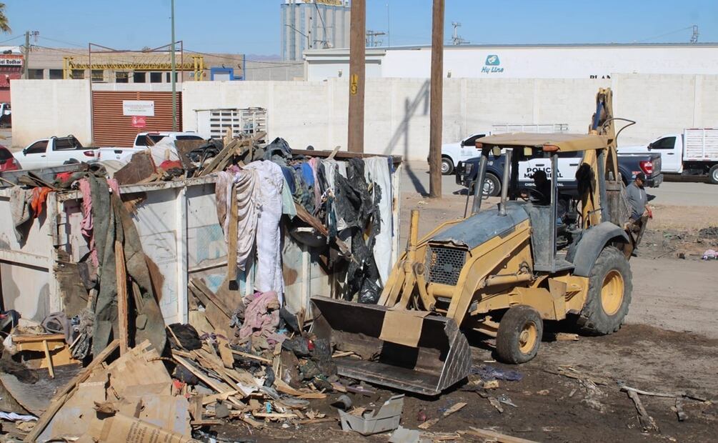 Limpian terreno donde habitaban migrantes desalojados por el INM en Chihuahua. Foto: Especial