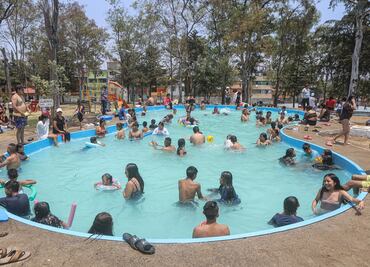 Entre mojarras, pescaditos y tostadas, capitalinos celebran el Sábado de Gloria en parque acuático en Álvaro Obregón