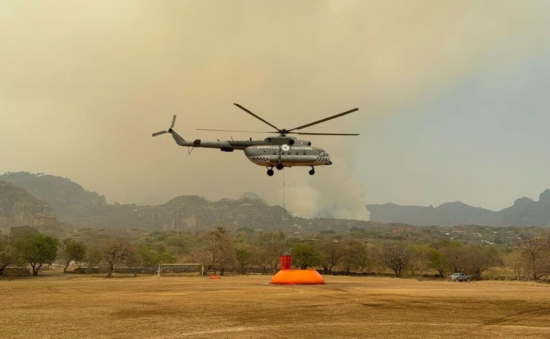 Guardia Nacional activa plan para combatir incendio forestal en Tepoztlán; con helicóptero realizan descargas de agua. Foto Especial