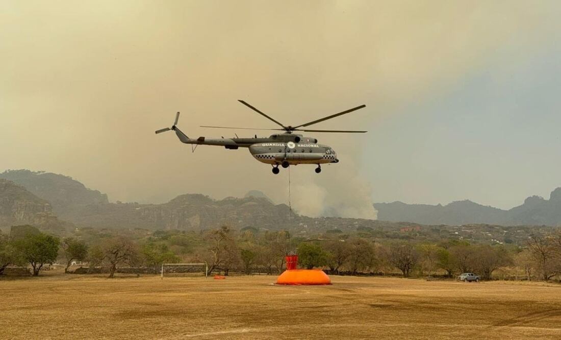 Guardia Nacional activa plan para combatir incendio forestal en Tepoztlán; con helicóptero realizan descargas de agua. Foto Especial