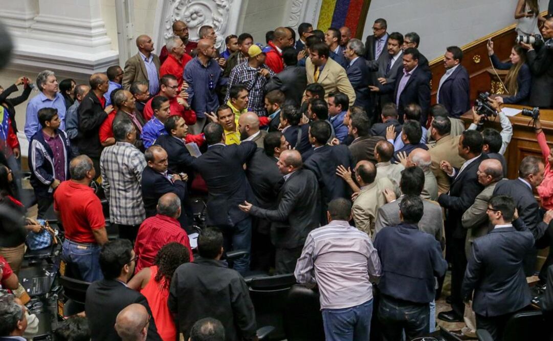 (Foto de archivo del 25 de octubre, cuando chavistas interrumpieron una sesión en la Asamble Nacional: EFE) 