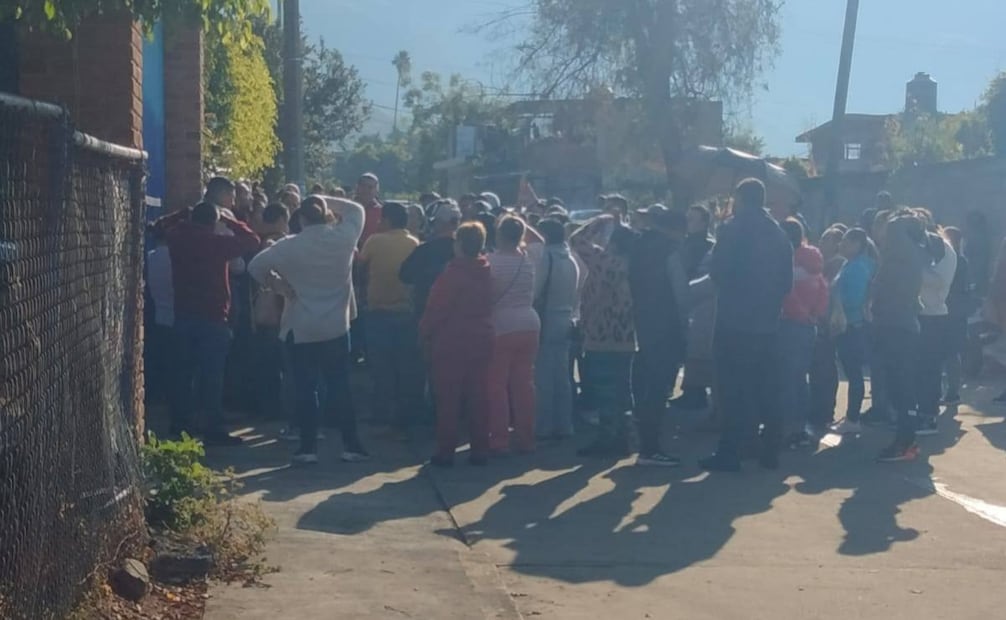 Padres de familia piden aclaraciones por agresiones en la escuela (23/12/2025). Foto: Especial