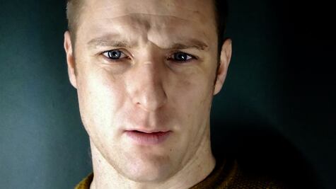 El actor que fue acuchillado de verdad en el escenario