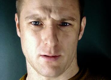 El actor que fue acuchillado de verdad en el escenario