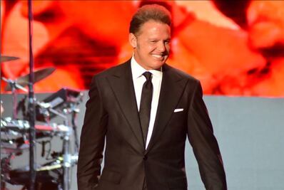 Reaparece Luis Miguel con pantalón de casimir y sudadera