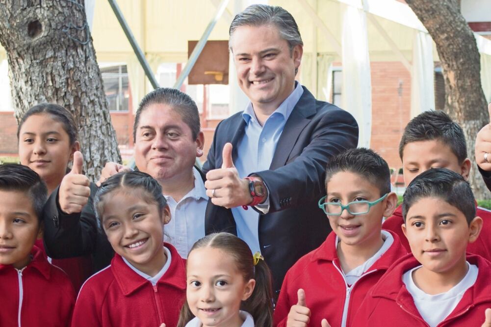 Aurelio Nuño Mayer, secretario de Educación Pública, encabezó la ceremonia de izamiento de Bandera en la escuela primaria República de Costa Rica (SELENE PACHECO. CUARTOSCURO)
