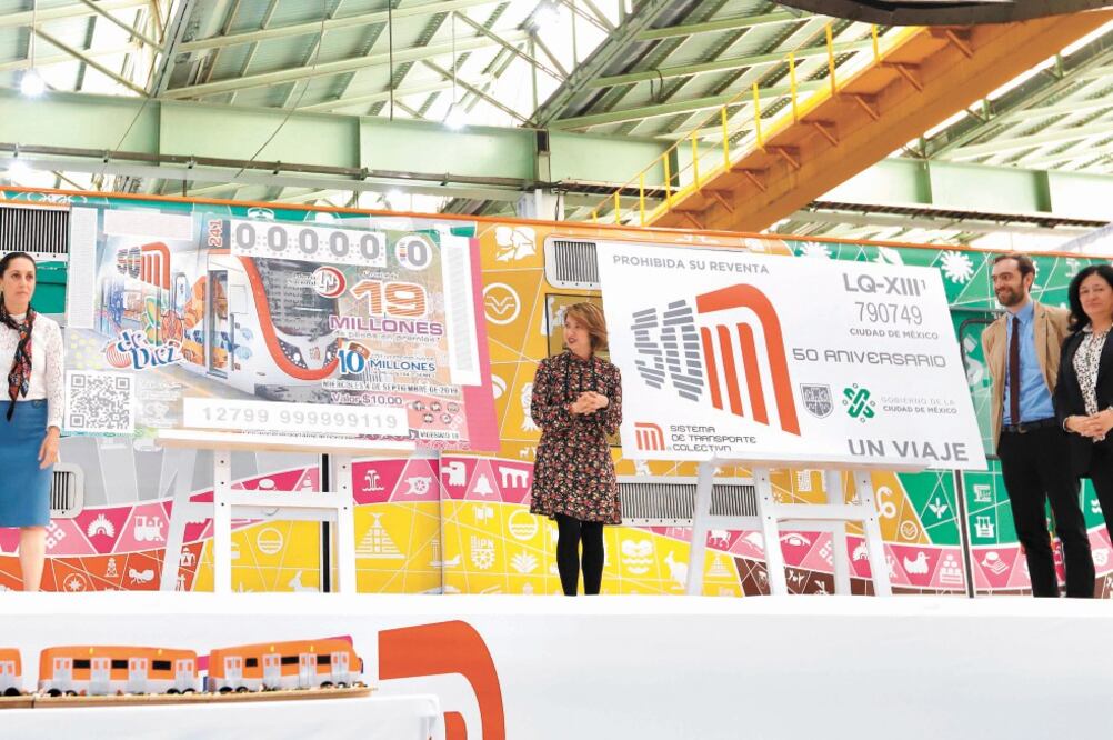 Con motivo del 50 aniversario del Metro de la Ciudad, Claudia Sheinbaum presentó el billete de lotería y boleto conmemorativos; además, dijo que trabajan para que este transporte sea de los más modernos en el mundo. Foto: BERENICE FREGOSO. EL UNIVERSAL