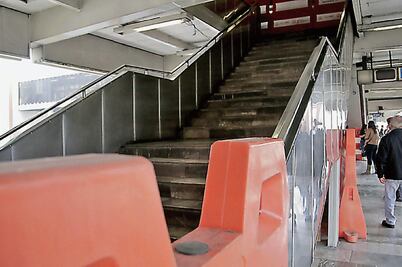 Clausura Metro otras dos escaleras en riesgo