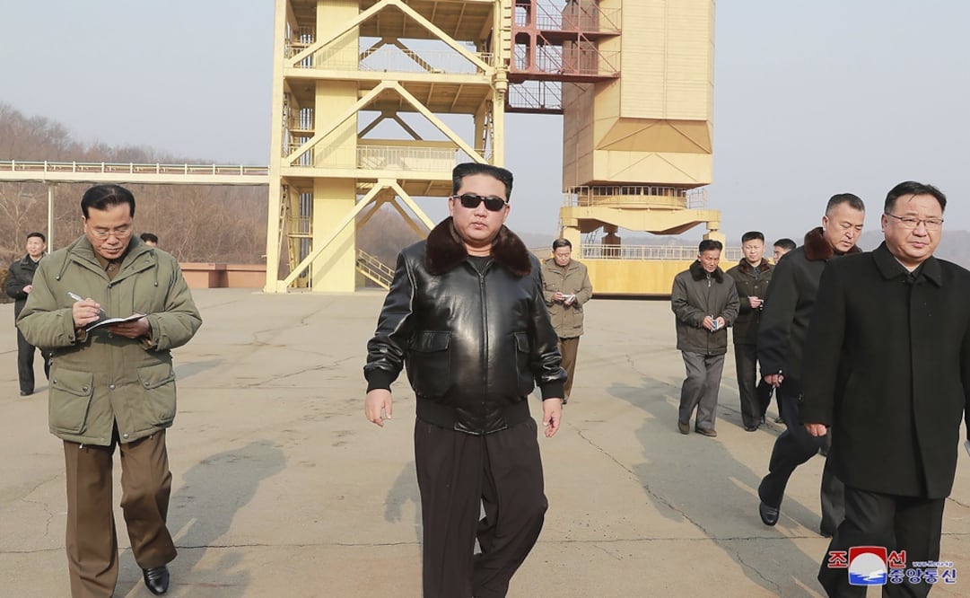 El líder norcoreano Kim Jong en una visita en el campo de lanzamiento de satélites Sohae en Tongchang-ri, Corea del Norte. Foto: AP