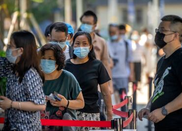Miles de turistas quedan varados en ciudad del sur de China por brote de Covid-19