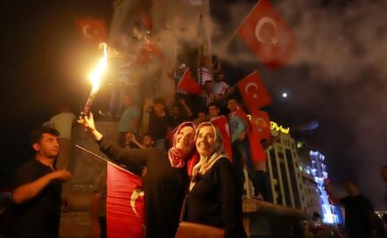 Turkey rounds up plot suspects after thwarting coup against Erdogan