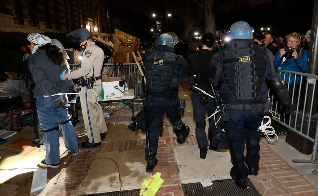 La importante presencia policial en torno a UCLA tiene lugar después que las fuerzas de seguridad fueran criticadas por intervenir tardíamente ante los violentos choques del martes por la noche. AFP