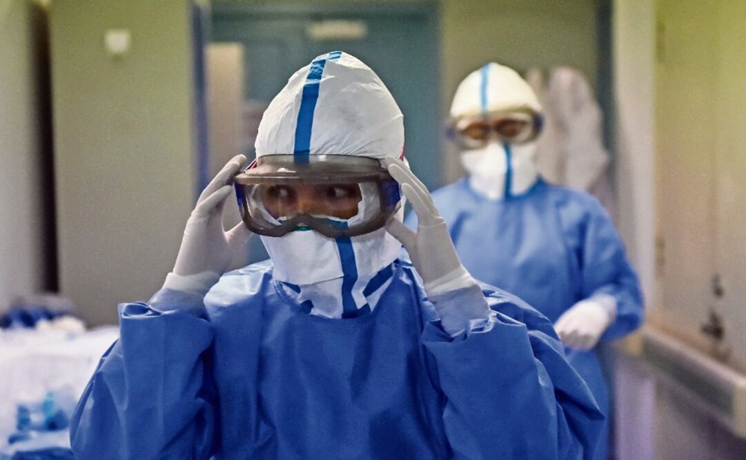 Nurses wearing protective personal equipment in a coronavirus hospital – Photo: Peng Ziyang/Xinhua
