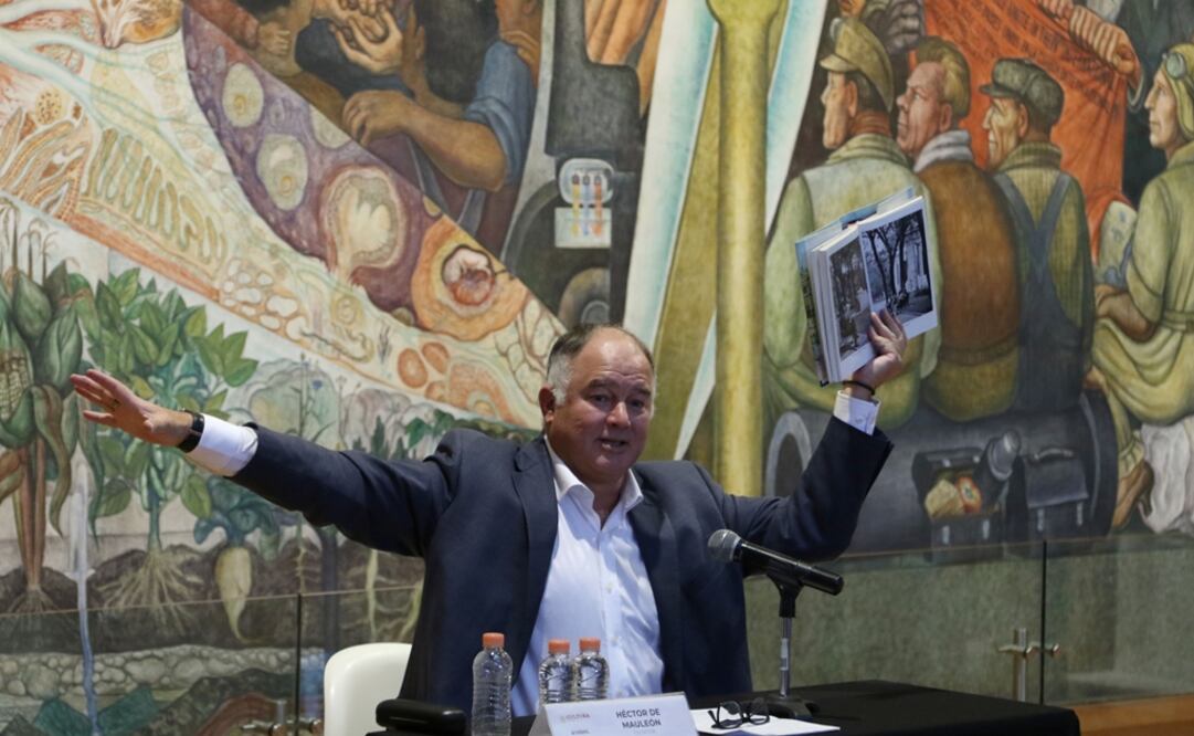 Héctor de Mauleón revisó el trabajo del fotógrafo Rodrigo Moya. Foto: Carlos Mejía / EL UNIVERSAL